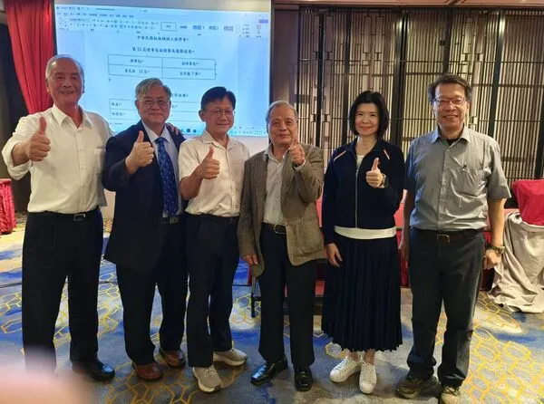▲左起現任理事長蕭榮發、新當選理事長俞克維、與常務監事林清茂、現任常務監事劉茂春、現任與獲連任理事長呂芳儀、現任秘書長楊春陵（圖／記者張佩芬攝）