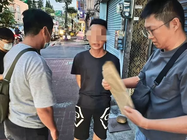 遭警方逮捕的陳男（中）是杜男副手，除負責管理小姐外，也協助拍攝未成年少女的性影像。（翻攝畫面）