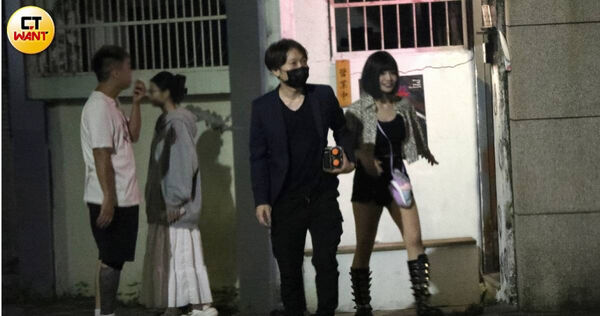 娛樂報報／郭鬼鬼勁裝長腿現身內湖　帥氣西裝男相伴身份成謎