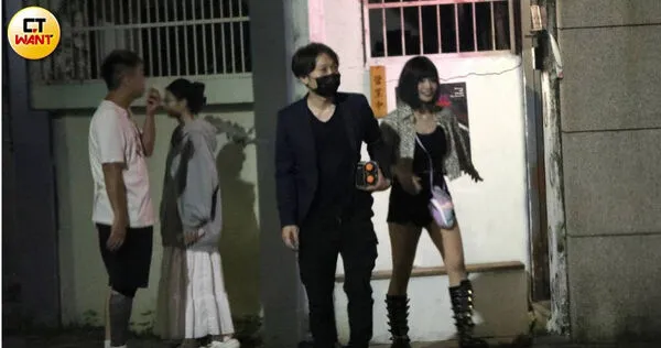 娛樂報報／郭鬼鬼勁裝長腿現身內湖　帥氣西裝男相伴身份成謎