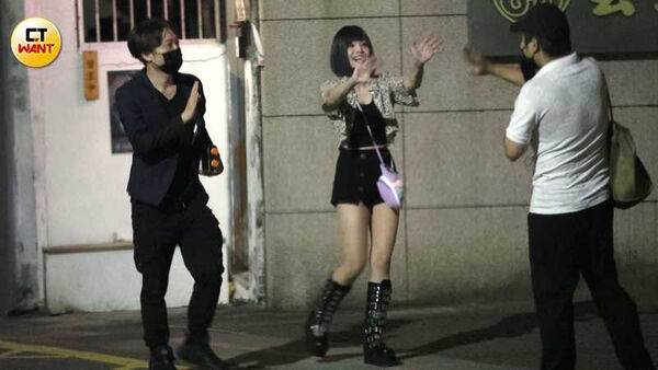 娛樂報報／郭鬼鬼勁裝長腿現身內湖　帥氣西裝男相伴身份成謎