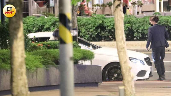 娛樂報報／郭鬼鬼勁裝長腿現身內湖　帥氣西裝男相伴身份成謎