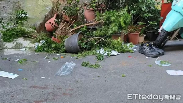 ▲▼三重男倒臥路邊，送醫搶救不治。（圖／記者陳以昇翻攝）