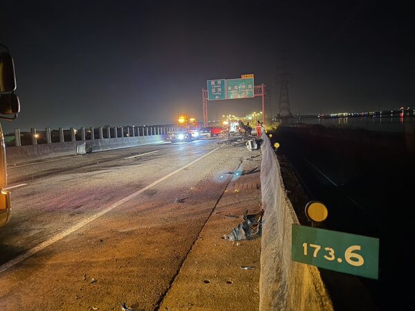 ▲台61線南下鹿港段發生3車追撞駕駛下車慘遭撞擊。（圖／警方提供）