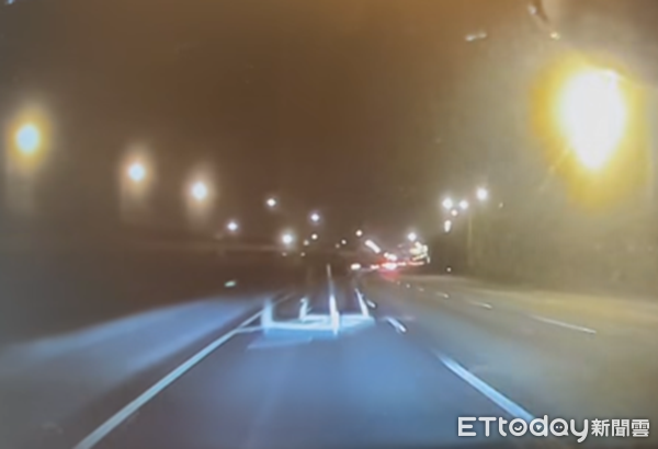 ▲國道1桃園路段上掉落的小貨車蓬架。（圖／國道警方提供）