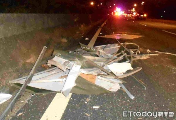 ▲掉落的小貨車蓬架被輾扁。（圖／國道警方提供）
