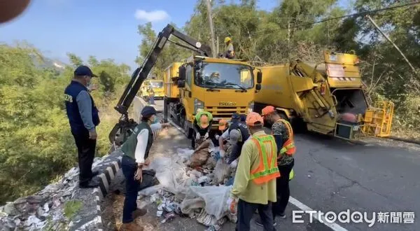 ▲▼高雄月世界淪「廢棄物天堂」！　數十噸垃圾山快滿到路面狂飄惡臭。（圖／記者賴文萱翻攝）