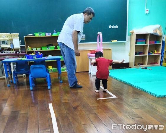 ▲台南市立醫院跨專業團隊走入關廟區辦理外展聯合評估，協助偏鄉家長就近取得早療資源。（記者林東良翻攝，下同）