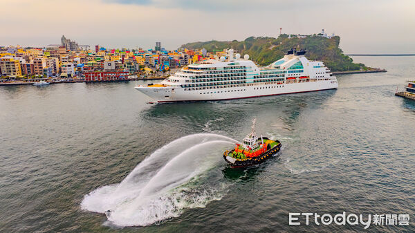 ▲▼璽寶探險家(Seabourn Quest) 2024靠泊高雄港並接受噴水儀式。(花蓮港務分公司提供資料照，下同）