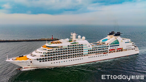 ▲▼璽寶探險家(Seabourn Quest) 2024靠泊高雄港並接受噴水儀式。(花蓮港務分公司提供資料照，下同）