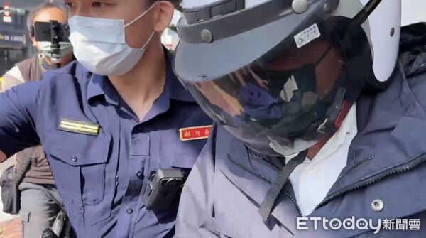 ▲▼「3秒掃倒8車」撞翻待轉區釀1死8傷　高雄73歲翁遭過失致死移送 。（圖／記者吳世龍翻攝）