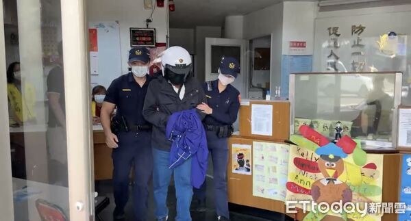 ▲▼「3秒掃倒8車」撞翻待轉區釀1死8傷　高雄73歲翁遭過失致死移送 。（圖／記者吳世龍翻攝）