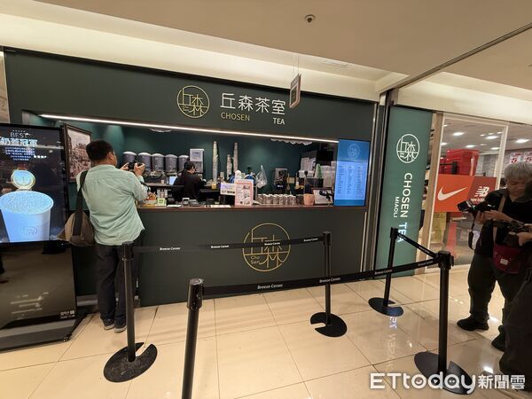 ▲▼邱森茶室北車店發飲料。（圖／記者徐文彬攝）