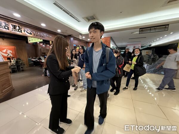 ▲▼邱森茶室北車店發飲料。（圖／記者徐文彬攝）