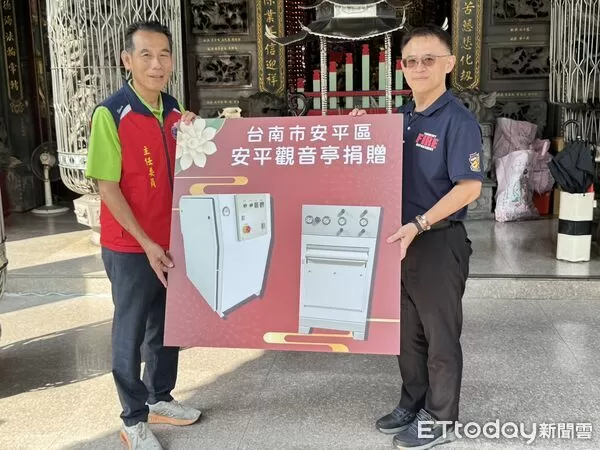 ▲ 安平觀音亭捐贈高壓呼吸空氣壓縮機予安平分隊，提升消防後勤補給效率與救災安全。（記者林東良攝，下同）
