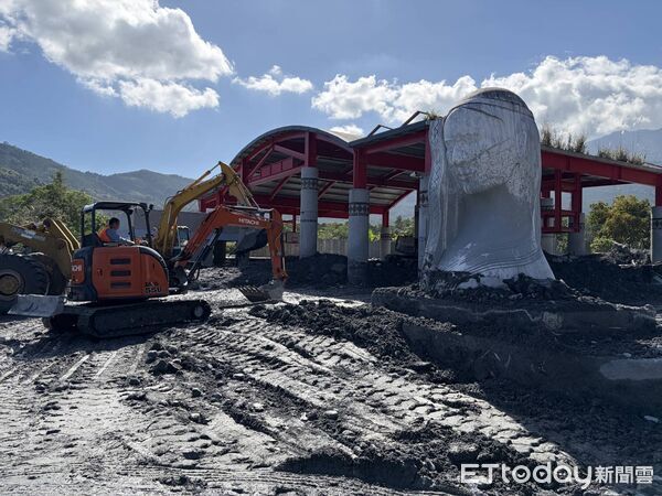 ▲▼經連日清淤，被埋的紋面阿嬤雕像終於重見天日。（圖／花蓮縣政府提供，下同）