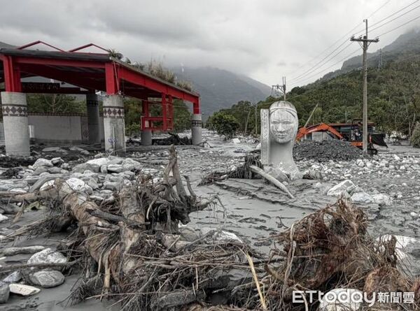 ▲▼經連日清淤，被埋的紋面阿嬤雕像終於重見天日。（圖／花蓮縣政府提供，下同）