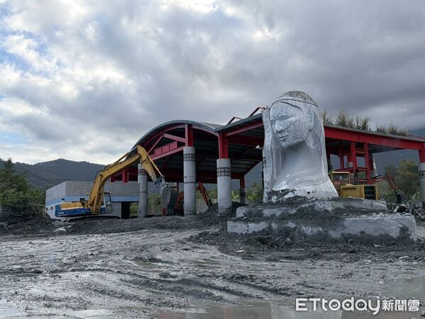 ▲▼經連日清淤，被埋的紋面阿嬤雕像終於重見天日。（圖／花蓮縣政府提供，下同）