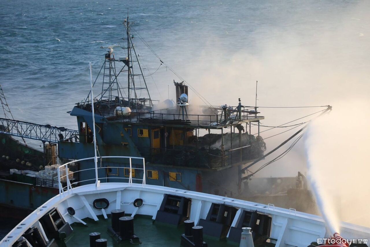 中國圍台演訓自家漁船失火 海巡新竹艦滅火助15船員逃生