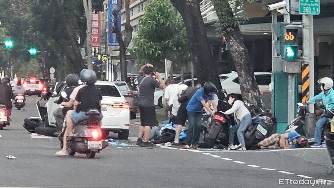 快訊/轎車衝撞「待轉區」!7機車如保齡球慘被撞飛...8傷送醫