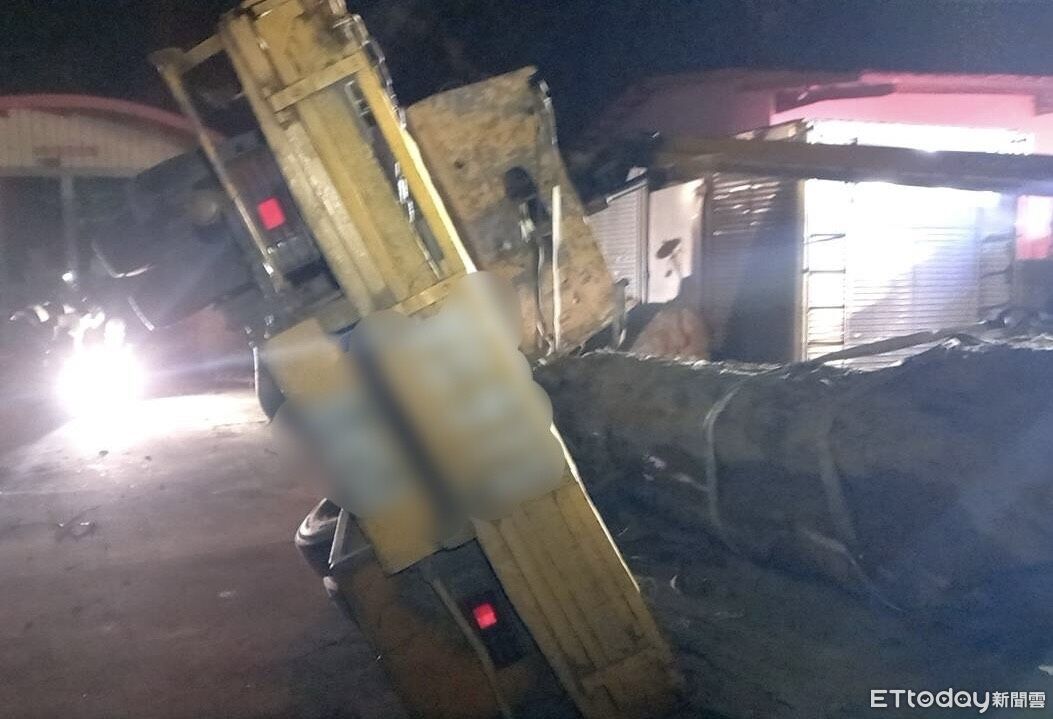 快訊/高雄燕巢「大原木變索命符」 吊車翻覆當場壓死一人