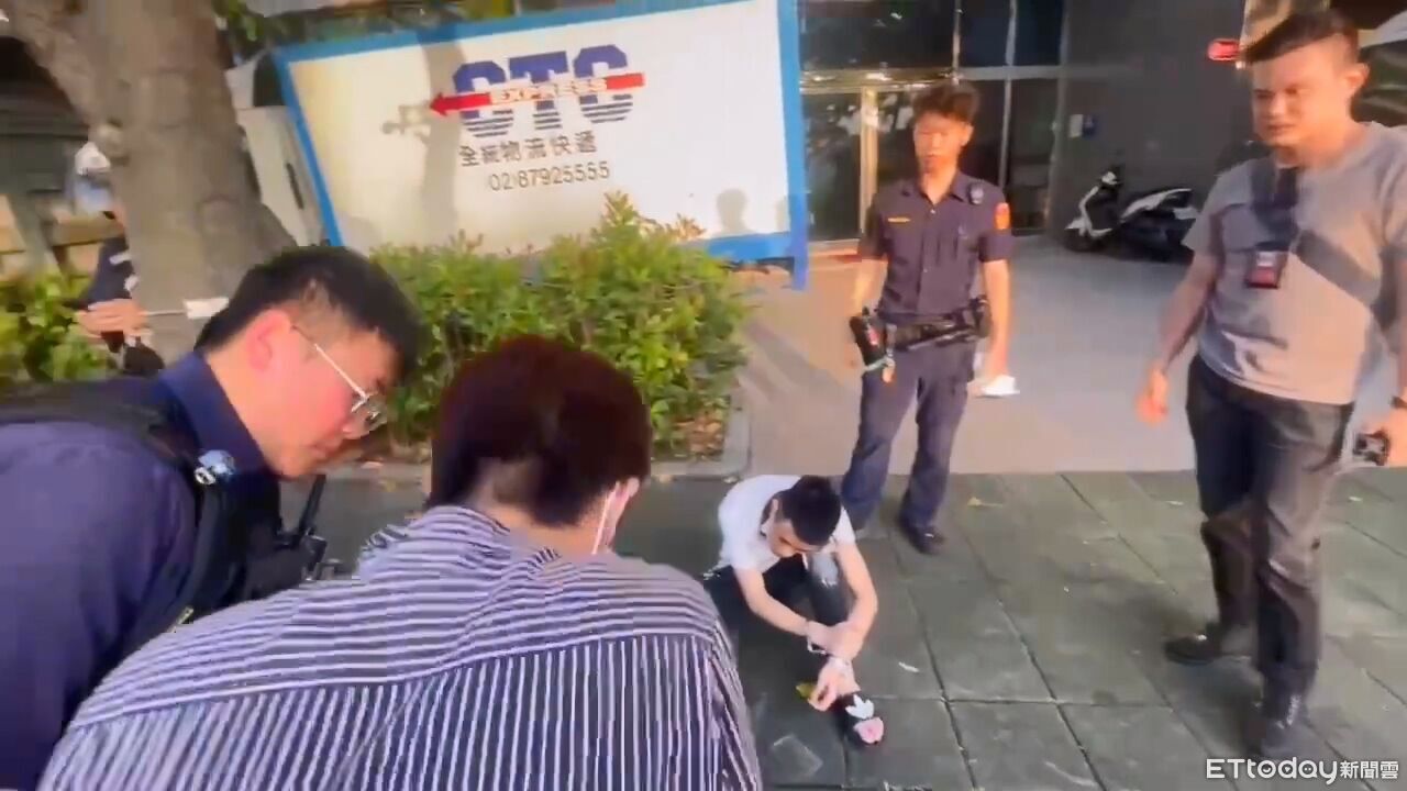 通緝犯開車抽喪屍煙彈拒檢落跑 警火速包圍逮人扣煙彈+折疊刀