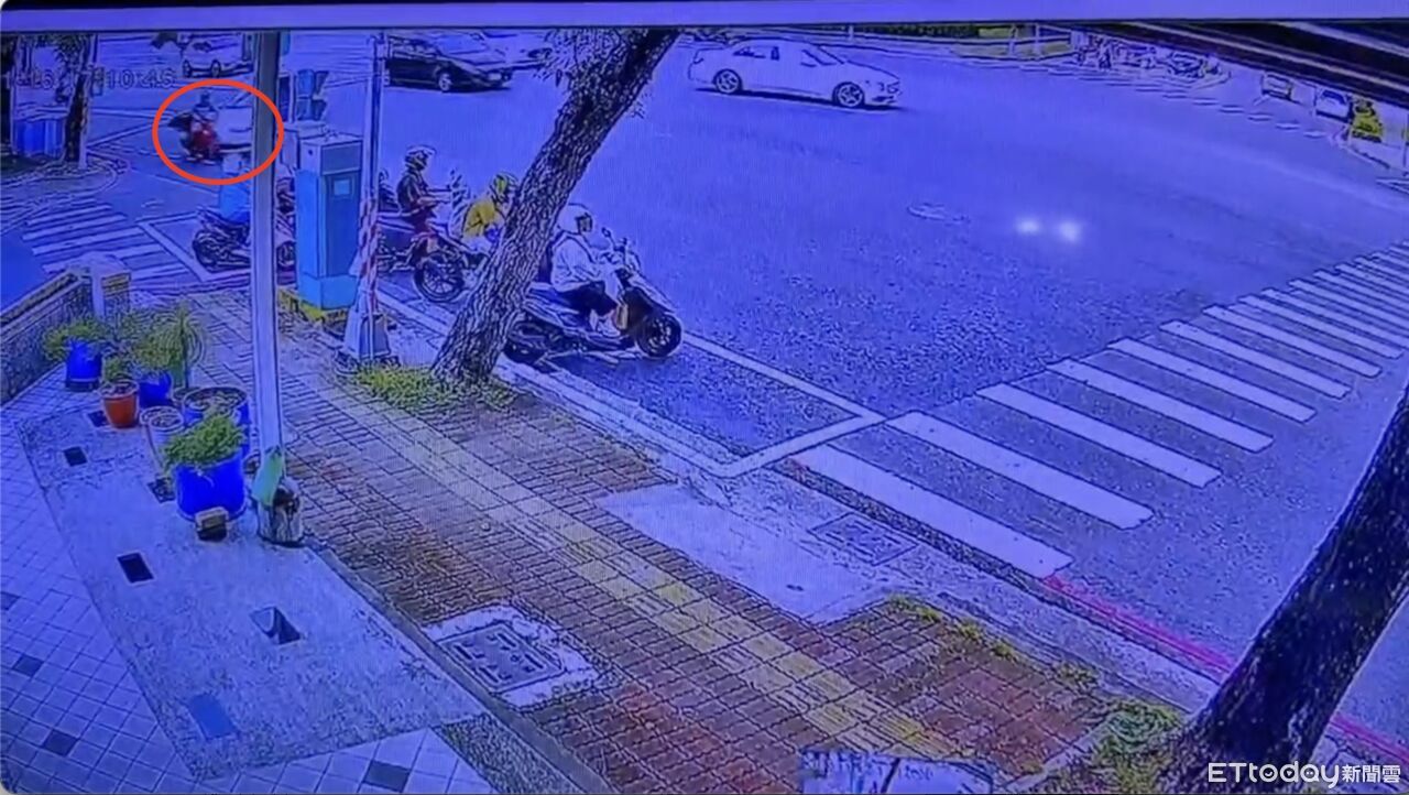 3秒掃倒8車畫面曝!高雄男暴衝「保齡球」撞9傷