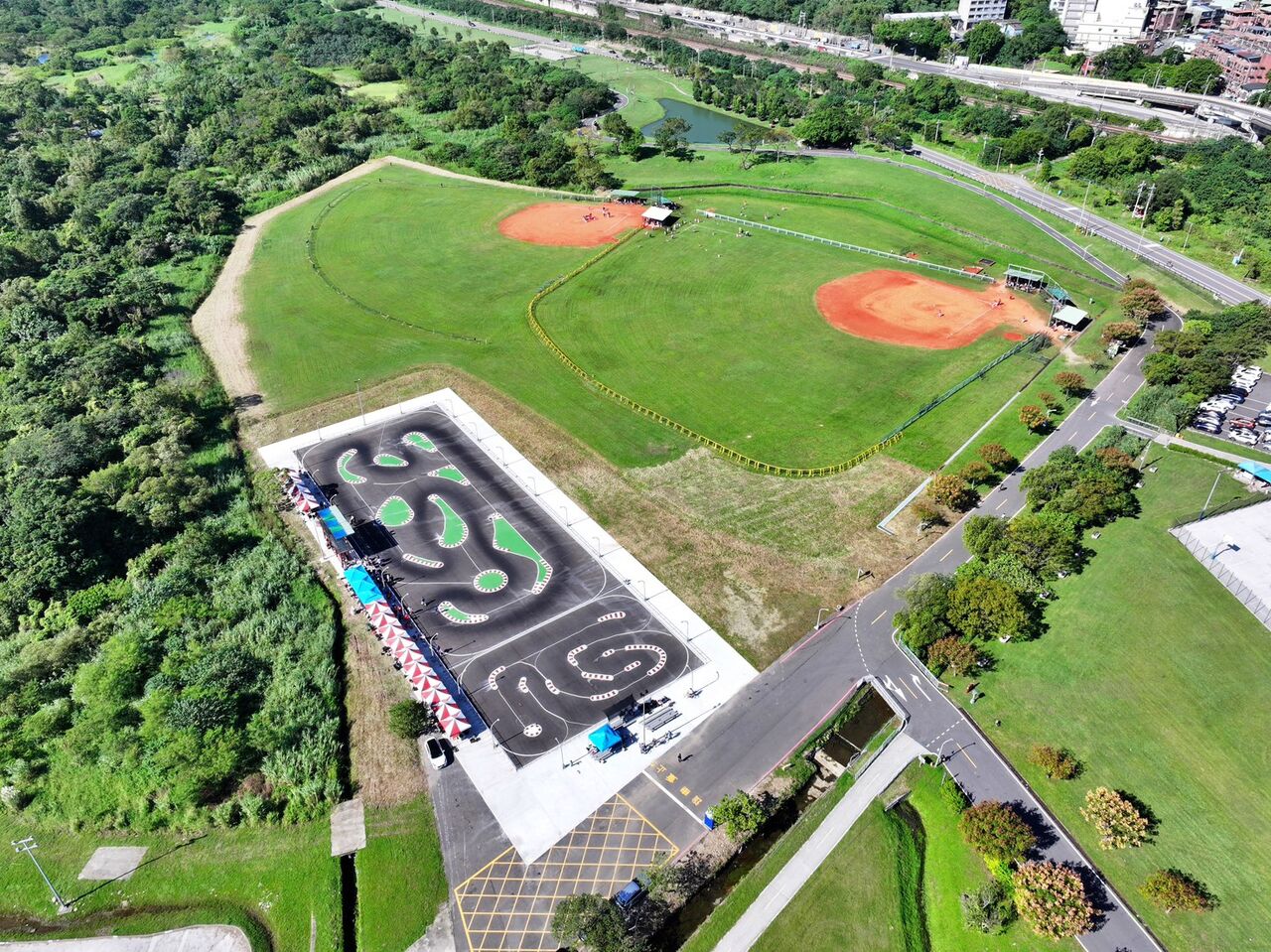 新北山佳河濱公園設施大升級 棒壘球場、遙控賽車場全新啟用