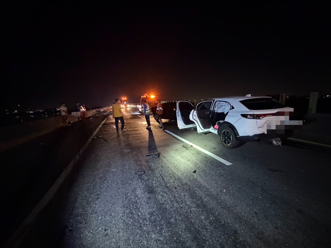 台61線深夜3車連環撞!駕駛下車查看秒遭撞飛...釀3傷送醫搶救