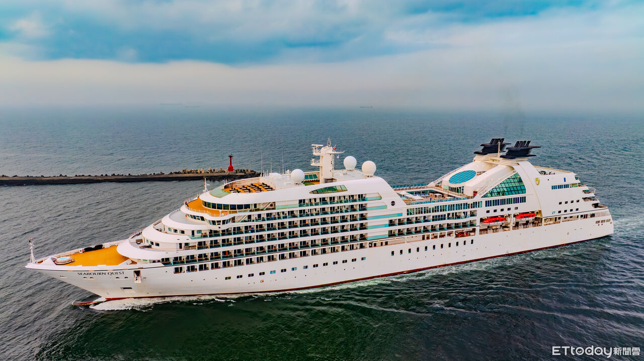 今年第4艘首航!璽寶探險家郵輪11 /18泊花蓮港 拖船噴水迎賓