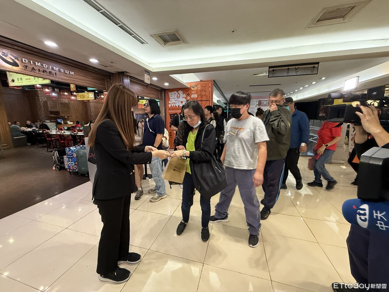 直擊/台大地理學長發飲料「百人排隊領」 頭香早上10點就來