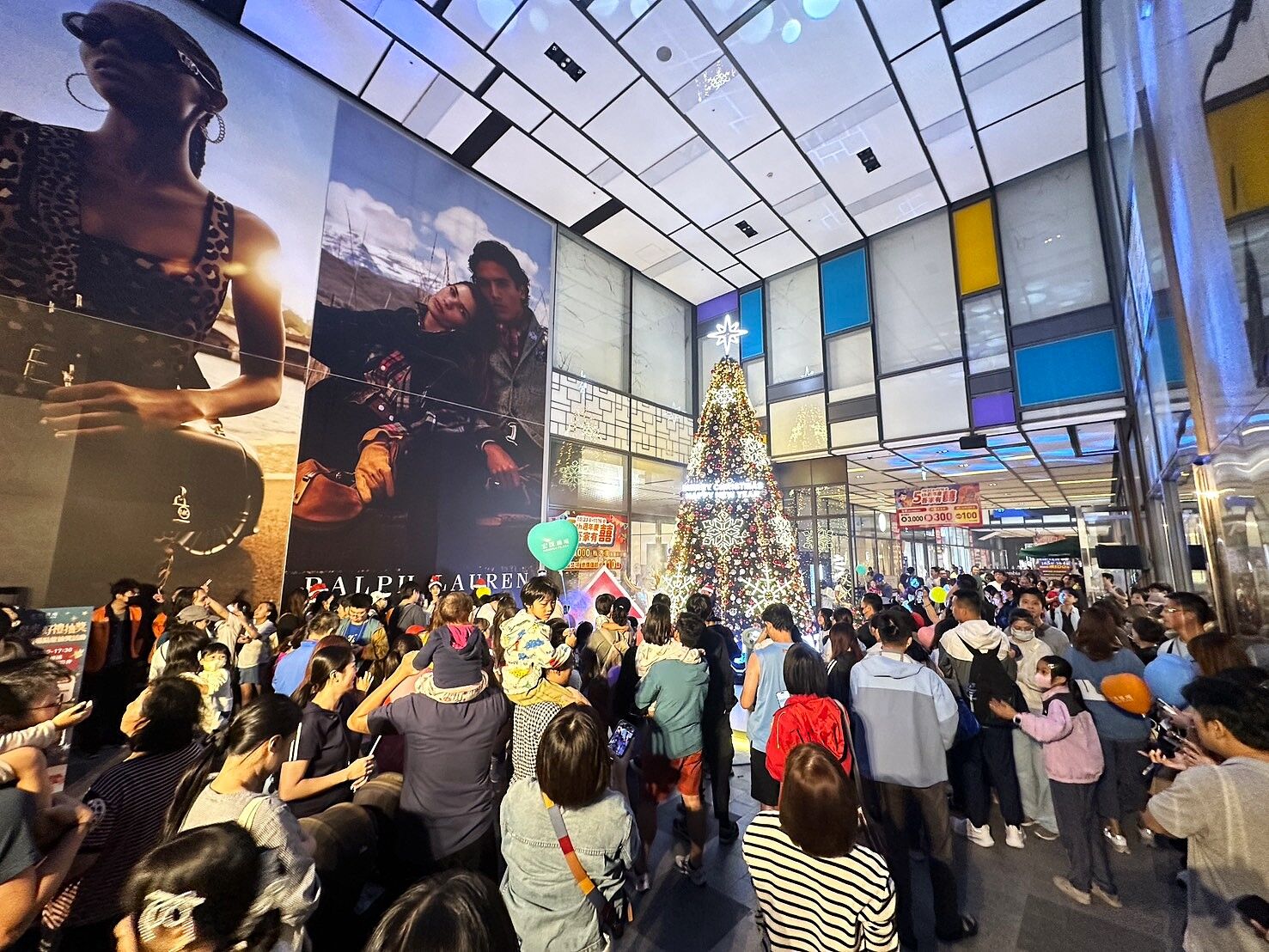 ▲普發萬元加上耶誕檔期，百貨也趁勢推出加碼回饋。（圖／各業者提供）