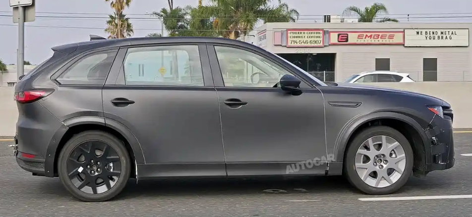 ▲Mazda神秘休旅於美國被捕獲！被譽為參戰電動車市場的起手式。（圖／翻攝自《Autocar》）