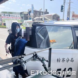70歲獨居男未吃早餐血糖突降路倒　枋寮警即刻伸援手送返家