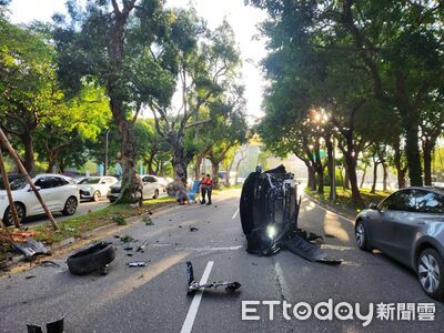 200萬休旅自撞安全島翻覆！車殼碎片炸飛　駕駛負傷坐路邊：沒印象