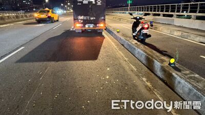 浮洲橋一片亮晶晶！運鈔車硬幣布包掉落　員警彎腰撿「撒幣」