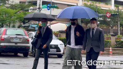 快訊/王大陸現身!花360萬閃兵遭求刑1年 今低調撐傘出庭
