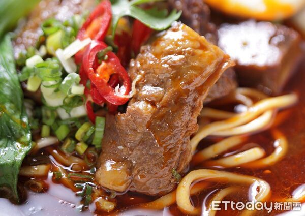 ▲晶華酒店「紅燒牛肉麵」、「冠軍清燉牛肉麵」。（圖／晶華提供）