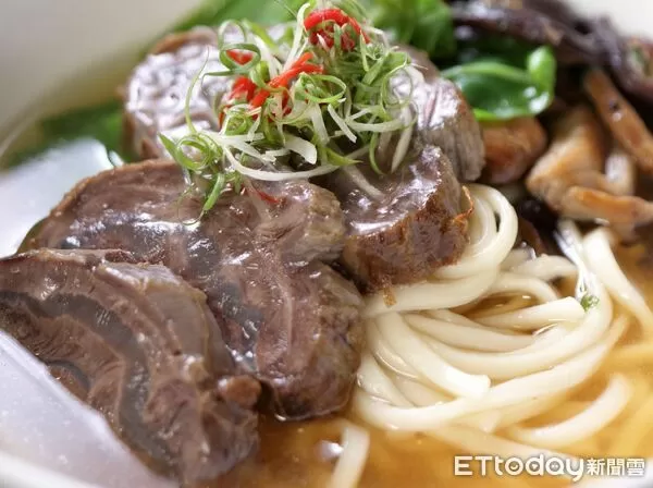 ▲晶華酒店「紅燒牛肉麵」、「冠軍清燉牛肉麵」。（圖／晶華提供）