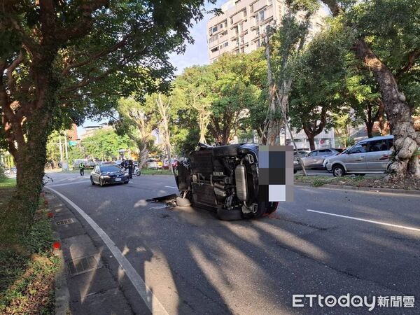 ▲辛亥路車輛自撞翻覆，60歲駕駛餘悸猶存稱對事發經過沒有印象。（圖／記者張君豪翻攝，下同）