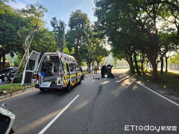 ▲辛亥路車輛自撞翻覆，60歲駕駛餘悸猶存稱對事發經過沒有印象。（圖／記者張君豪翻攝，下同）