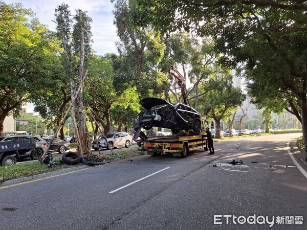 ▲辛亥路車輛自撞翻覆，60歲駕駛餘悸猶存稱對事發經過沒有印象。（圖／記者張君豪翻攝，下同）