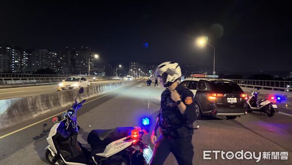 ▲▼             新北浮洲橋一輛運鈔車的硬幣掉出，灑滿一地。（圖／記者陳以昇翻攝，下同）