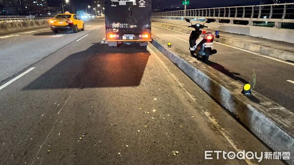 ▲▼             新北浮洲橋一輛運鈔車的硬幣掉出，灑滿一地。（圖／記者陳以昇翻攝，下同）