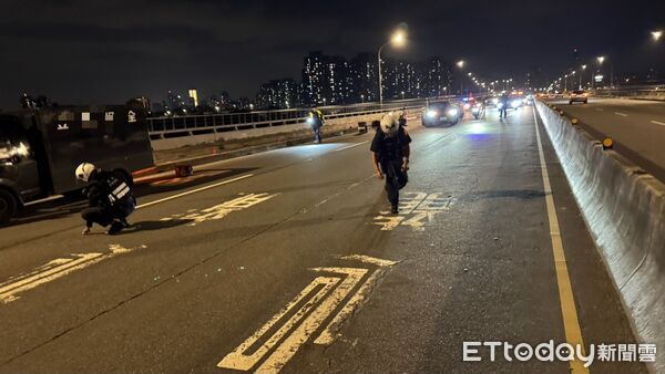 ▲▼             新北浮洲橋一輛運鈔車的硬幣掉出，灑滿一地。（圖／記者陳以昇翻攝，下同）