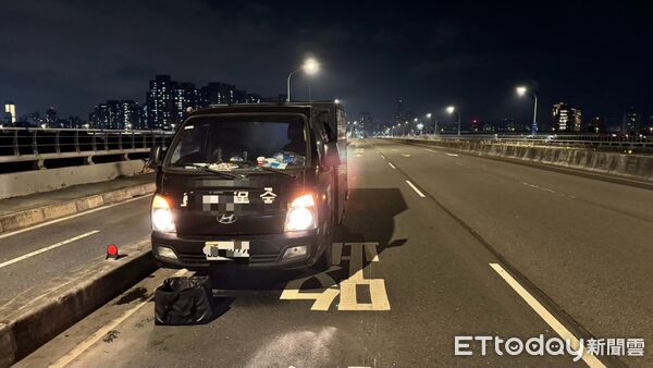 ▲▼             新北浮洲橋一輛運鈔車的硬幣掉出，灑滿一地。（圖／記者陳以昇翻攝，下同）