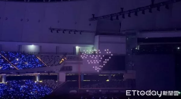 ▲▼SUPER JUNIOR最新巡演＜SUPER SHOW 10＞，應援無極限，台灣E.L.F.們派出10位專業攝影師飛60台無人機。（圖／讀者@im_wu00_o提供）