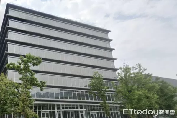 ▲▼             內湖一處科技大樓的工人施工時不慎斷指，送醫救治中。（圖／記者黃彥傑翻攝）