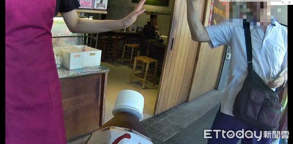 ▲員警協助旅客尋回行李。（圖／記者楊晨東翻攝）