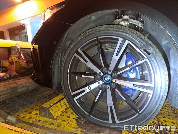 ▲▼造成14部車輛受損。（圖／國道警方提供）